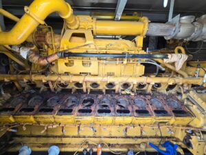 U4-002 · Engine with cylinder heads removed