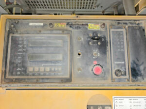 U2-093 · Caterpillar control panel